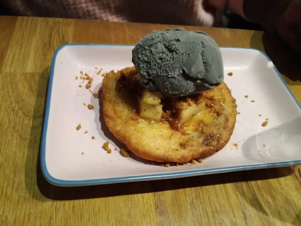 Crêpe Coréen Avec Boule de Glace Au Sésame Noir