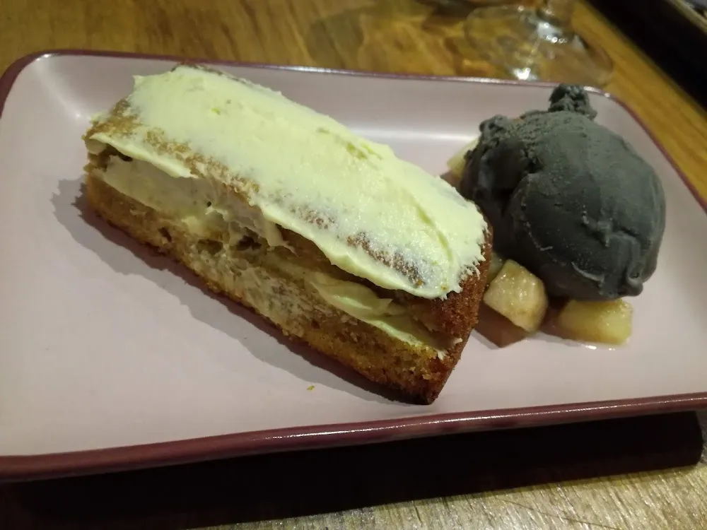 Gâteau Au Carotte Avec Glace Sésame Noir